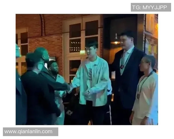 姚明亲临沈阳篮球盛会引发球迷热烈追捧与欢呼